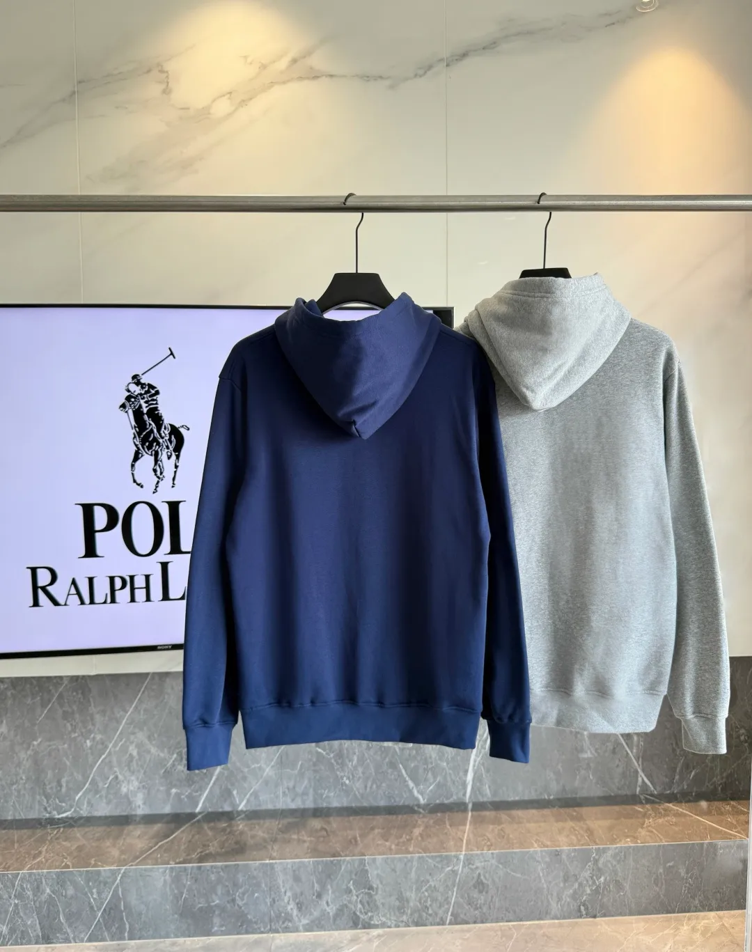 P250 𝗥𝗮𝗹𝗽𝗵 𝗟𝗮𝘂𝗿𝗲𝗻/Ralph Lauren🐎Towel embroidered hooded sweatshirt 380g Expo velvet hooded sweatshirt High-end official original one-to-one replica - customized original fabrics, accessories, hang tags, collar labels, and packaging are all made according to the original version to distinguish the cheap and wrong versions on the market This hooded sweatshirt is decorated with the simple style that represents Ralph Lauren and is paired with the classic Polo towel embroidery pattern, which is three-dimensional and full! The solid color fabric paired with exquisite embroidery instantly sets it off! Hooded sports design, loose and casual fit! The overall texture is very strong! Through the pictures, we can feel the thickness and texture of custom-woven and dyed threads. The workmanship is exquisite. They are shipped from major foreign trade factories. They are all made by masters with many years of experience. Everything is of high standards and requirements! Simple and versatile style ~ super delicate and soft, close to the body without being tied, all fabrics and accessories are original custom-made and of high quality! Perfectly reflects the brand’s sense of superiority! Standard cut, comfortable stretch, unrestricted movement! Highly practical, high-end and classy! Versatile style ~ can be paired with jeans or jogging pants. Ideal for transitioning from your morning commute to weekend events!  Color: Gray Blue Size: S-2XL
